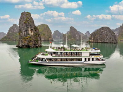 2-Day: Hanoi - Ninh Binh - Halong Bay Luxury Cruise - Day 1: Hoa Lu and Trang An sampan boats in Ninh Binh