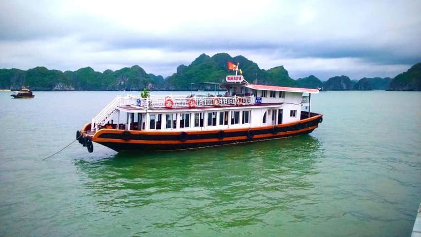 CAT BA :2D1N Lan Ha bay-Ha Long bay with Plankton Excursion - Guides: the difference between okay and memorable