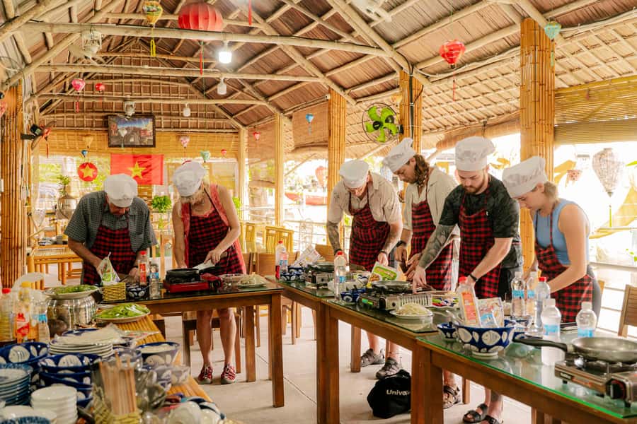 COOKING CLASS & BASKET BOAT - Cooking class with Linh: Vietnamese dishes you make (and eat)