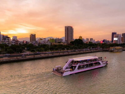 Da Nang: Experience a Magical Sunset Dinner Cruise in DN Bay - Sunset over Da Nang Bay: how the timing affects what you see