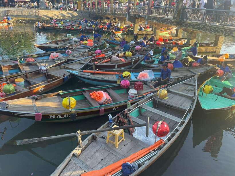Da Nang: Hoi An Ancient Town, Coconut Jungle & Lanterns - Lunch is not the story here: your day centers on dinner and lanterns