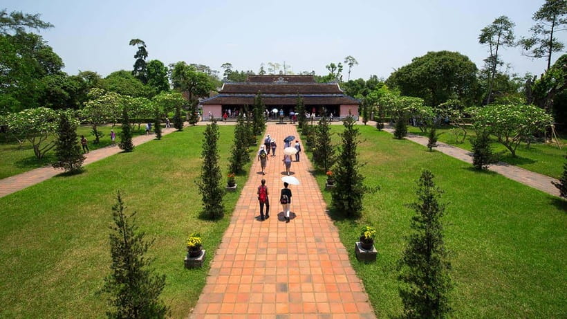 Da Nang: Imperial Hue And Scenic Hai Van Pass Discovery Tour - The guides that make the monuments click