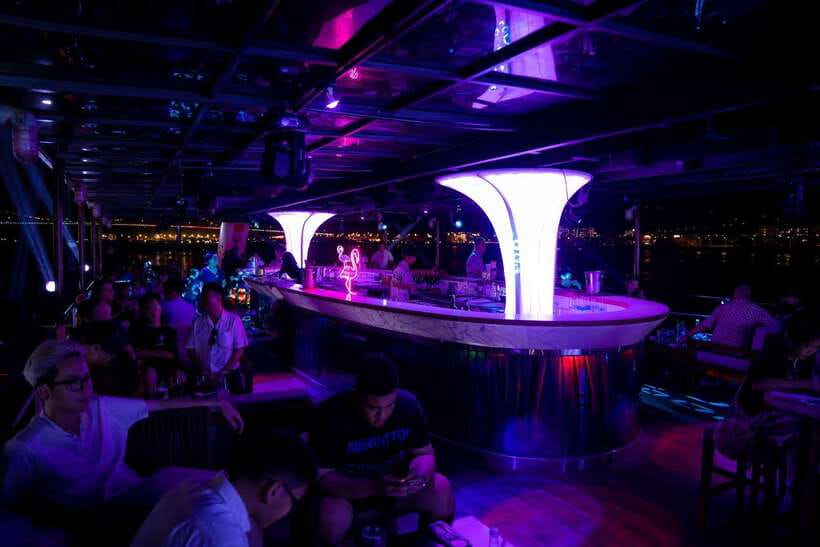 Da Nang: Poseidon Cruise with Dinner and Dragon Bridge Show - Seating and photos: how to get the best view without losing the night