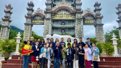 DaNang/HA: Lady Buddha, Marble Mountain & Am Phu Caves Tour - The ride-by views of My Khe Beach: a fast geography lesson