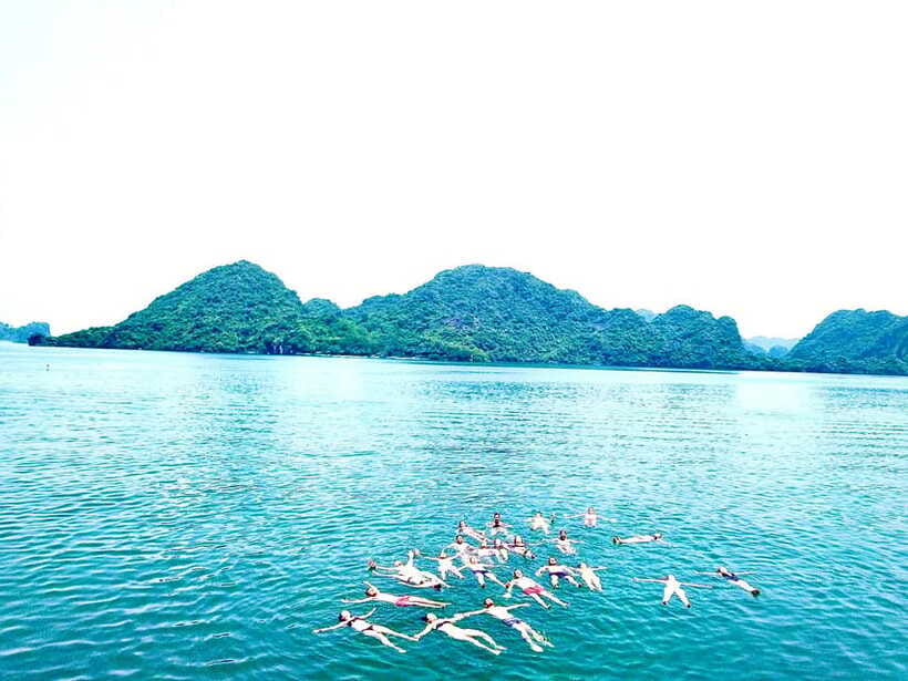 Đảo Cát Bà : 1Day Kayaking,Swimming,Cycling,Snorkeling,Lunch - Cam Lagoon swimming: clear water, deck jumping, and a timed break