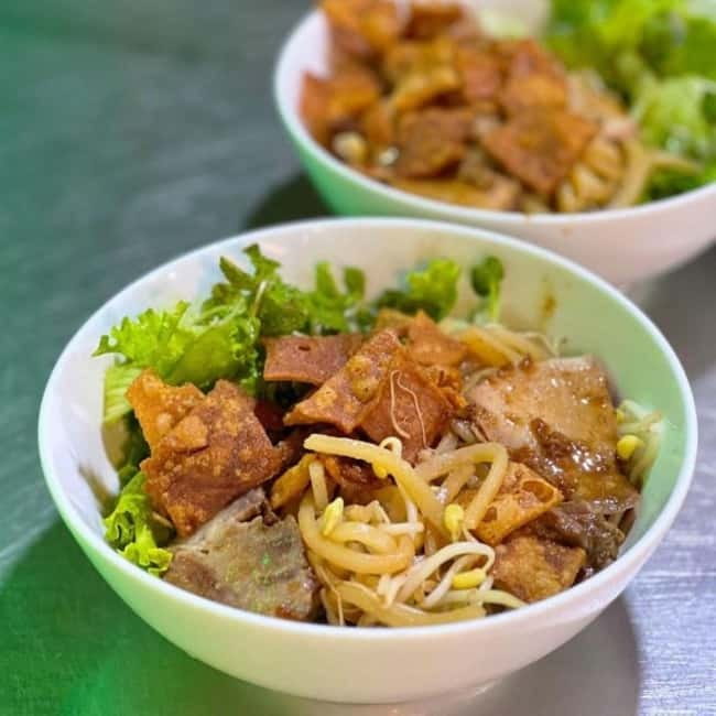Eat Like a Local – Hoi An Evening Food Tour - The route in plain terms: old streets, small stops, and 5–6 dishes