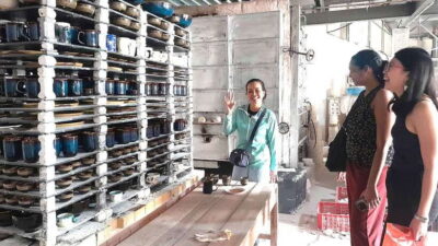 Explore Bat trang village & Ceramics factories / local guide - Hanoi pickup at 115 P. Hàng Gai and the ride out to Dong Bac