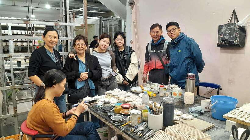 Explore Bat trang village & Ceramics factories / local guide - Lunch in Bat Trang: fueling up without killing your momentum