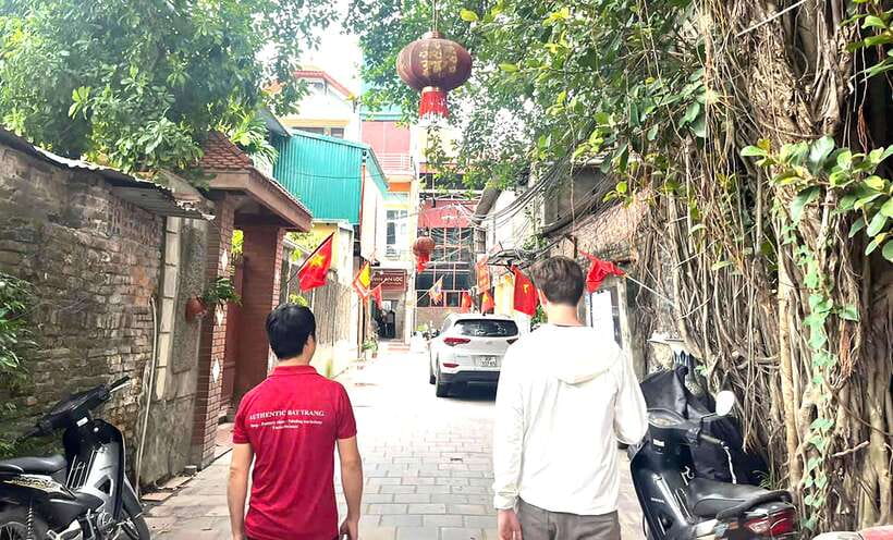 Explore Bat trang village & Ceramics factories / local guide - Bat Trang traditional village time: shopping with craft context