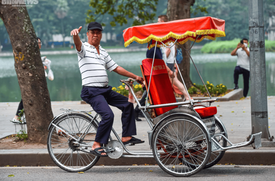 Explore Ha Noi City Tour For Full Day - Old Quarter views: Dong Xuan Market and Ta Hien Street on your way to the sights