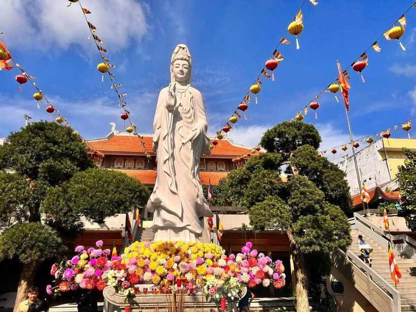 Free E-Sim Ho Chi Minh City: Pagodas and Coffee Corners Tour - What the included coffee and admissions actually do for your day