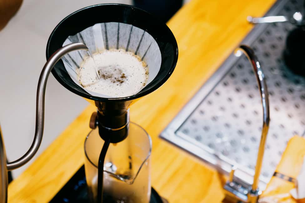 From Egg Coffee to Street Brews: Hanoi Walking Tour - Đồng Xuân Market: seeing daily trade between café stops
