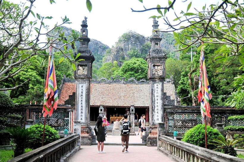 From Hanoi: 5-Day Sapa, Ninh Binh, Ha Long Bay Cruise - Day 1: Hoa Lu, Tam Coc bamboo boat, and Mua Cave’s 500 steps
