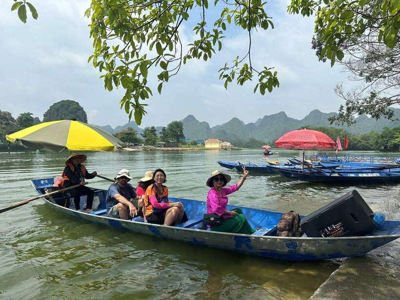 From Hanoi: Full-Day Perfume Pagoda Group Tour with Lunch - Entering Huong Tich Cave: walk the steps or take the cable car