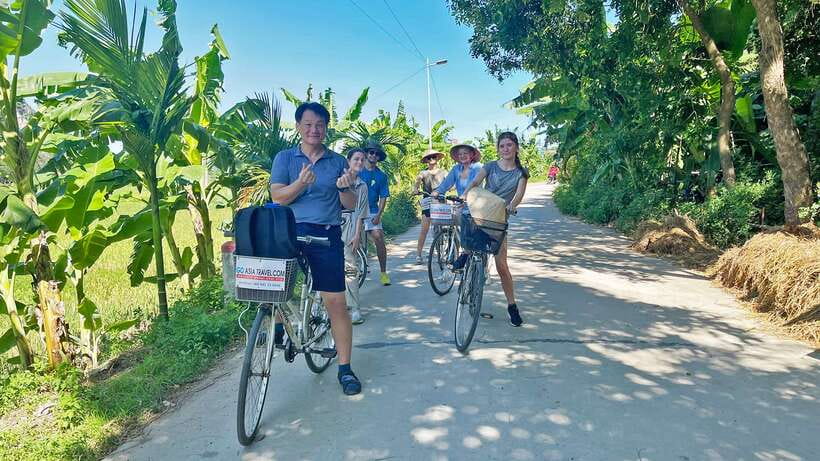 From Hanoi: Hoa Lu/Bai Dinh-Tam Coc/Trang An-Mua Cave Tours - Mua Cave and Ngoa Long mountain: stairs with a payoff view