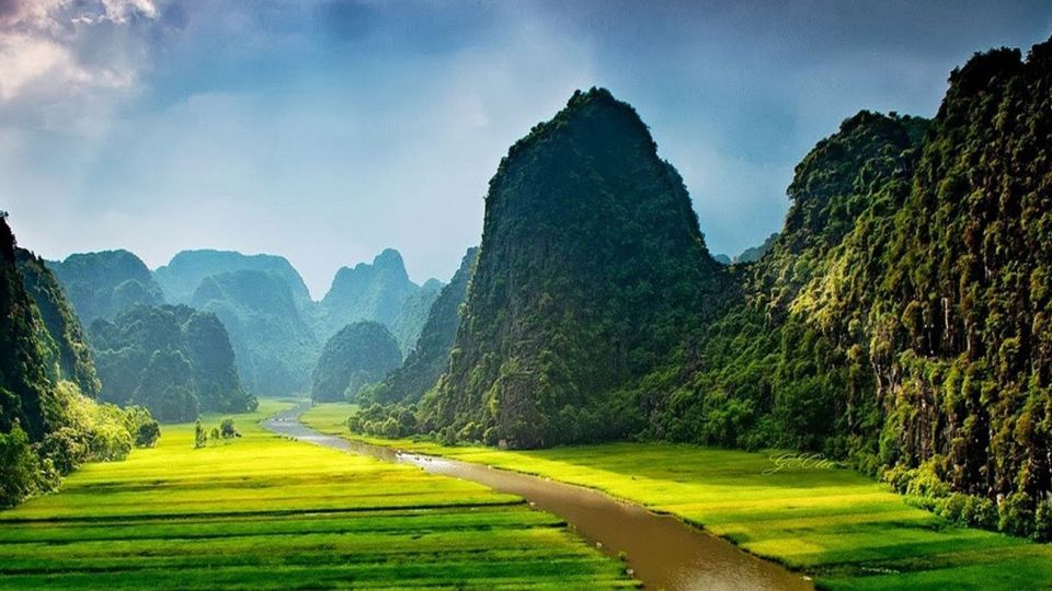 From Hanoi: Ninh Binh Ha Long Bay 5-Star 3-Day Cruise - Day 1: Bai Dinh Pagoda, Trang An boat ride, and Mua Cave steps