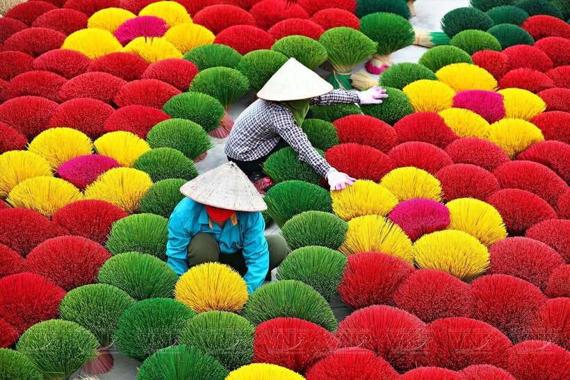From Hanoi: Quang Phu Cau Incense Village & Ninh Binh Tour - From central Hanoi to Quang Phu Cau: the morning rhythm