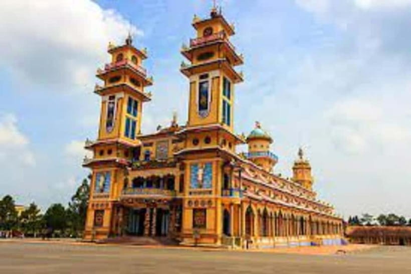 From Ho Chi Minh: Black Virgin Mountain& Cao Dai Temple tour - The bronze Buddha complex: what you’ll actually see up top