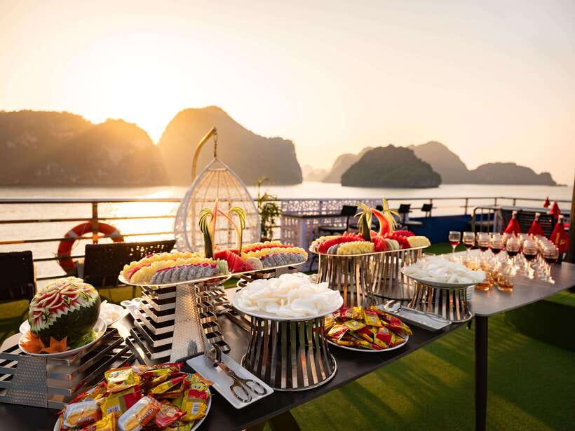 Hanoi: Halong Bay Cruise, Amazing Cave, Titov Island & Kayak - Luon Cave by kayak or bamboo boat: close views with controlled crowds