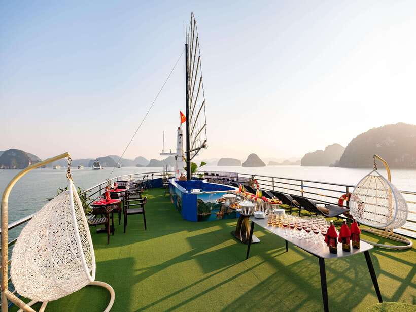 Hanoi: Halong Bay Cruise, Amazing Cave, Titov Island & Kayak - Boat comfort and the role of the guide